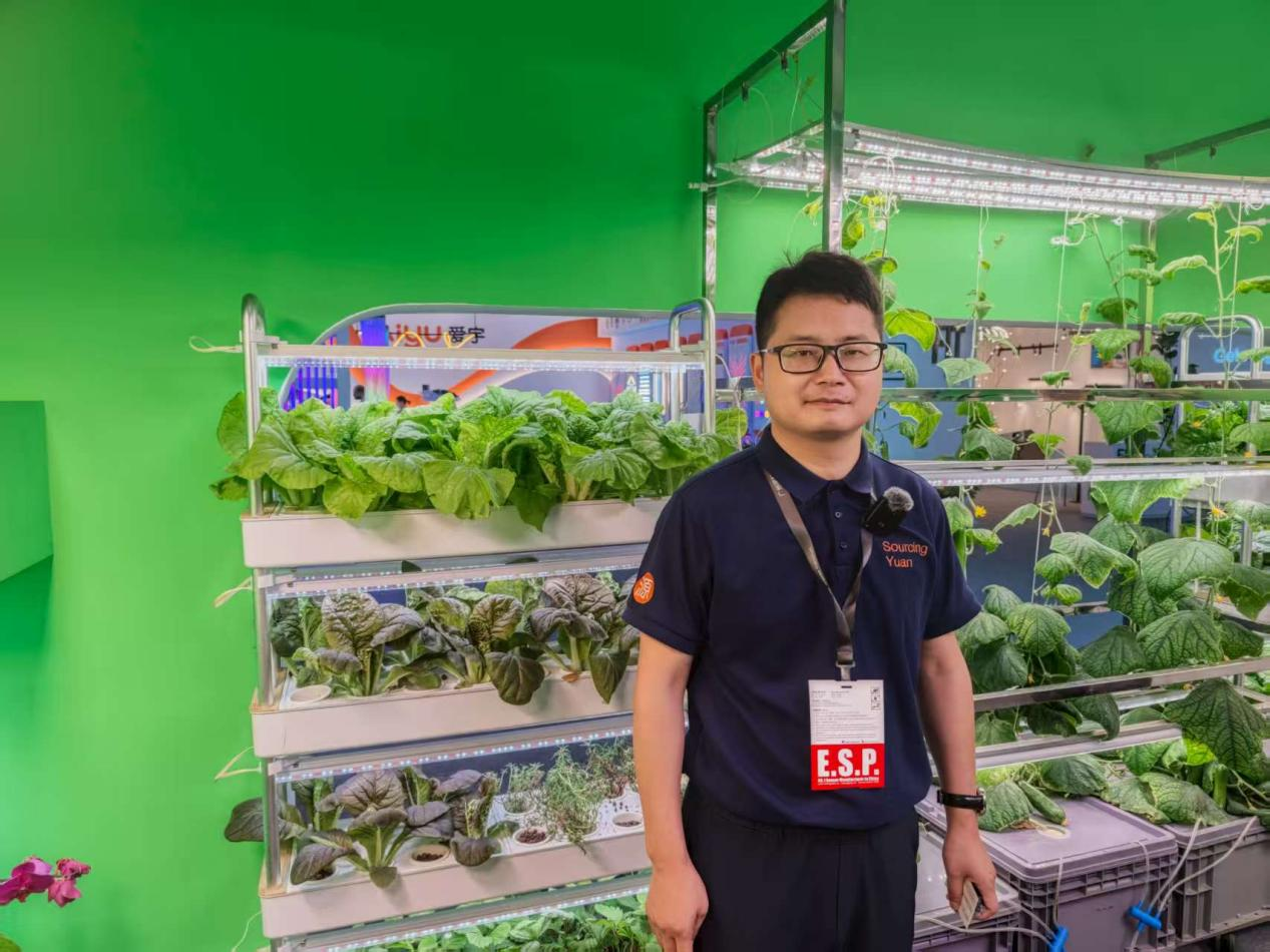 Lee participated in the Guangzhou Lighting Exhibition