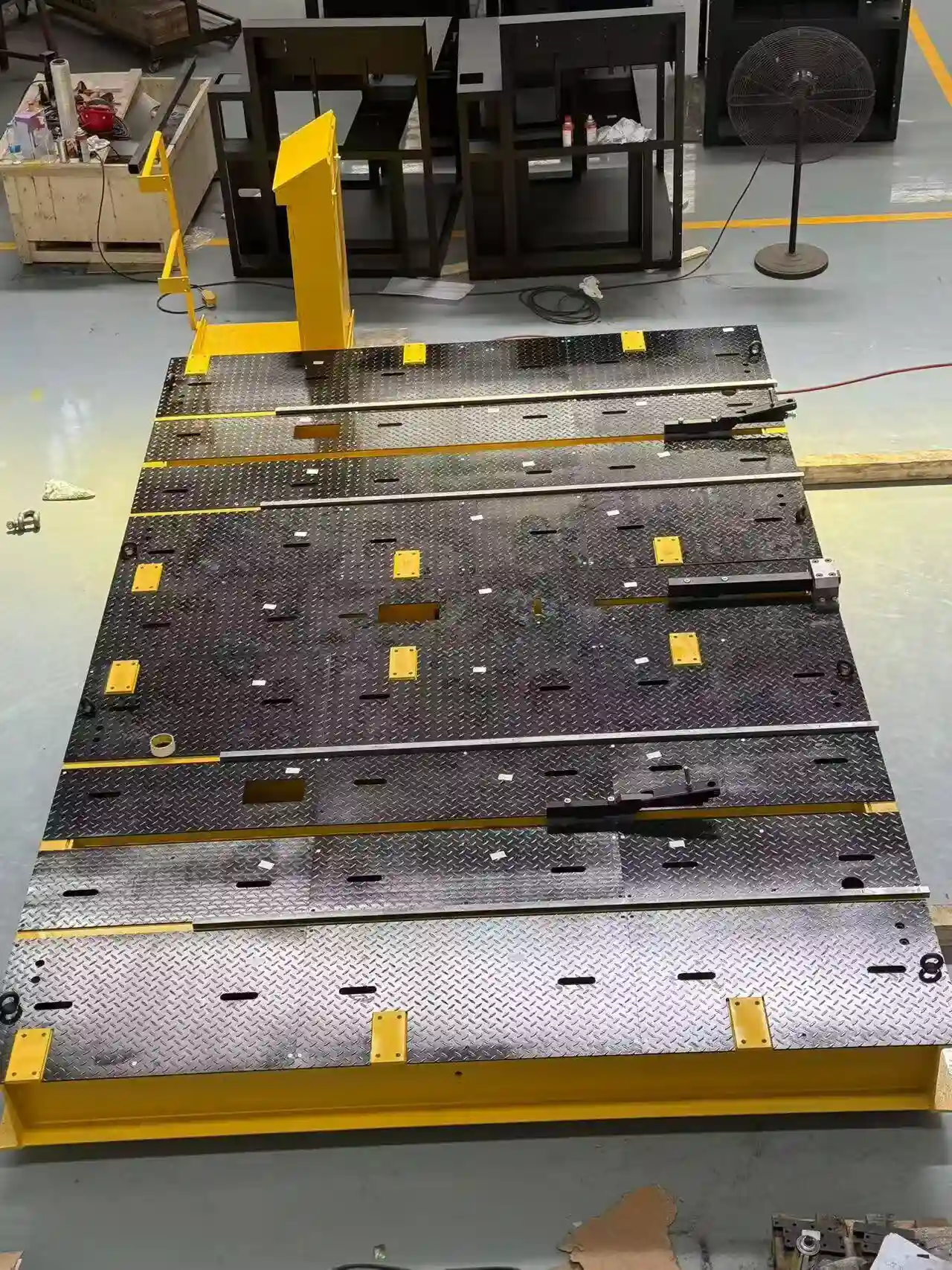 Black base plate Black base plate