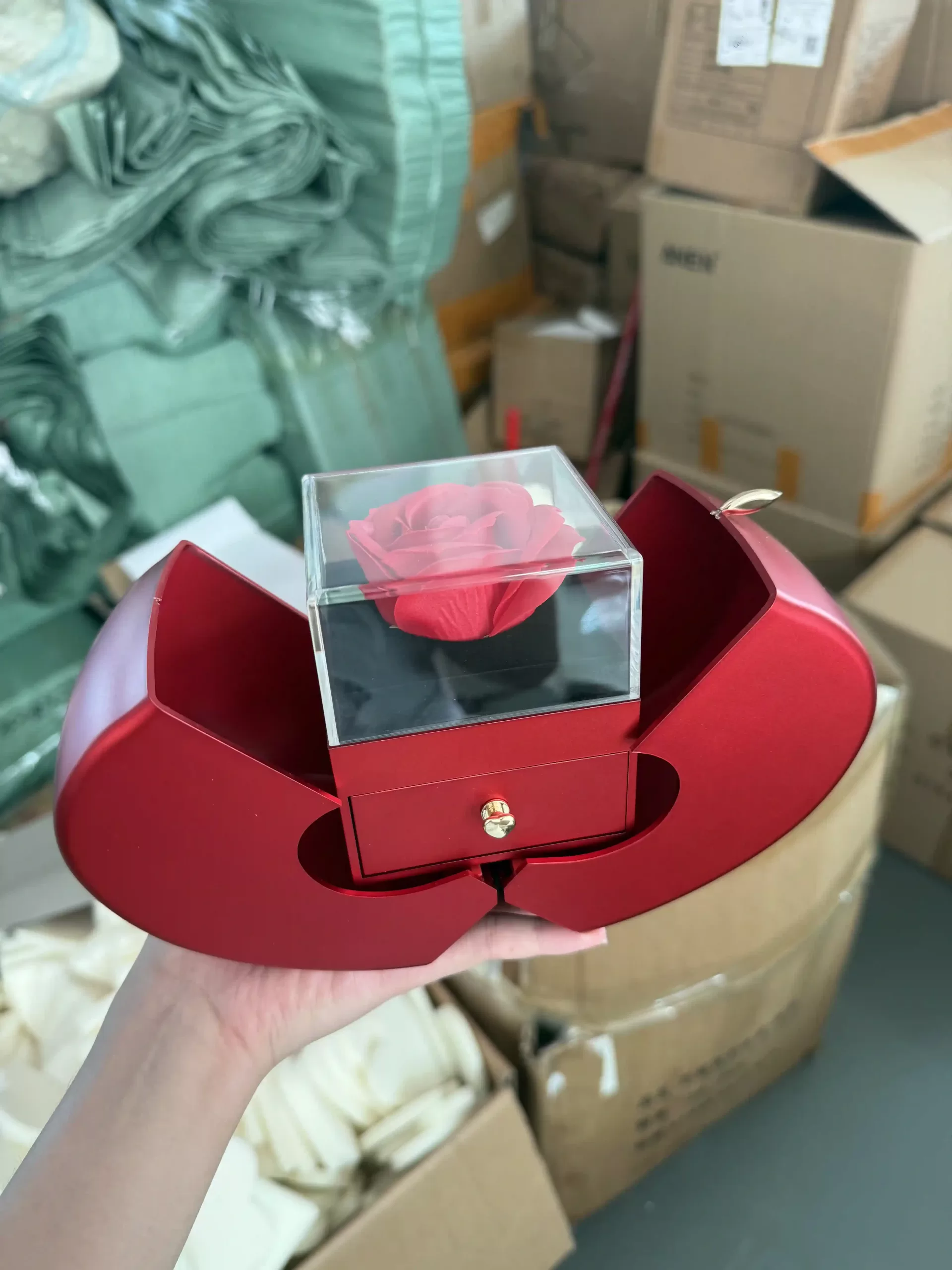 caja de manzanas Consulte las muestras de productos y los documentos de certificación en el stand de los expositores de la Feria de Cantón.