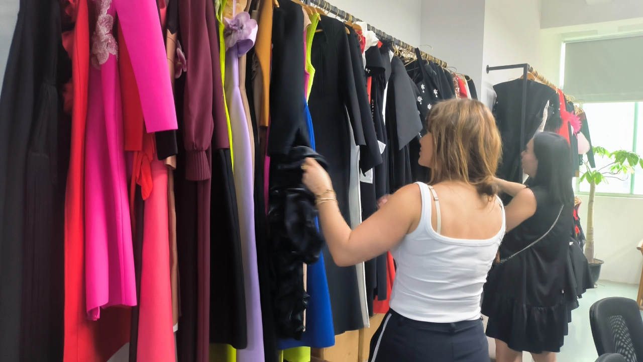 lee accompany customer in factory doing quality check lee accompany customer to do factory verification in China apparel factory