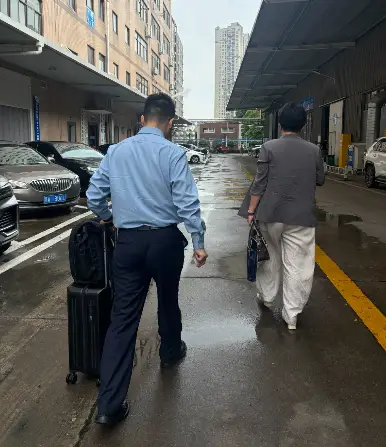 The translators and the lawyer arrived at the supplier’s office Jeff lee and lawyer on the way to factory to discuss dispute