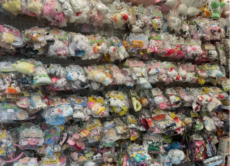 Guangzhou Wholesale Markets Cute Plush Keychain Gift Stall View