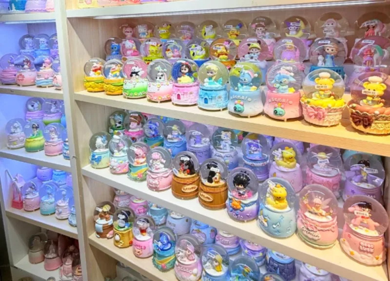 Guangzhou Wholesale Markets Decorative Snow Globe Gift Stall