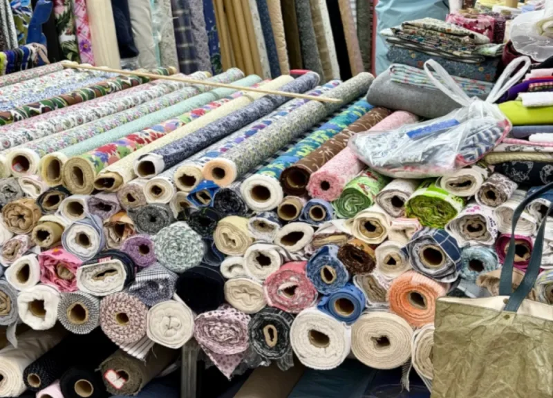 Guangzhou Wholesale Markets Fabric Roll Wholesale Stall