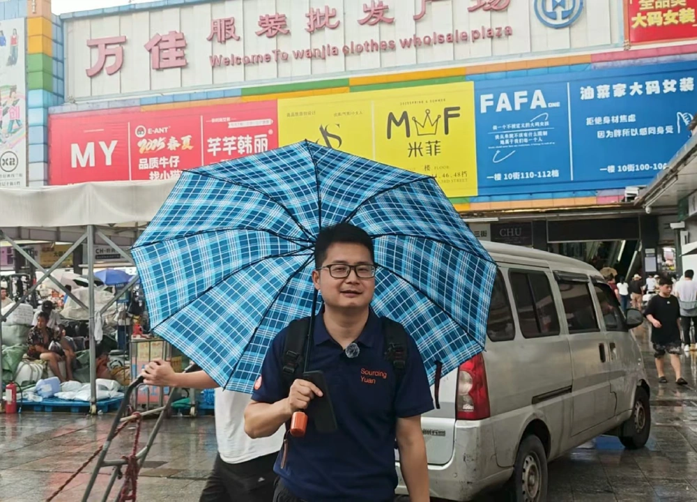 Lee at the clothing wholesale market Lee at the clothing wholesale market