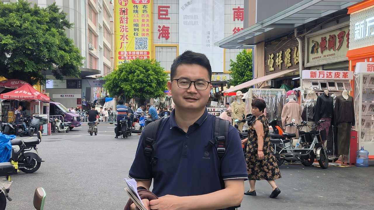 Lee at the clothing wholesale market Lee at the clothing wholesale market