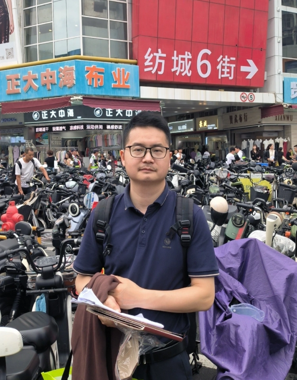 Lee s'est rendu personnellement au marché aux tissus de Guangzhou. Lee s'est rendu personnellement au marché aux tissus de Guangzhou.