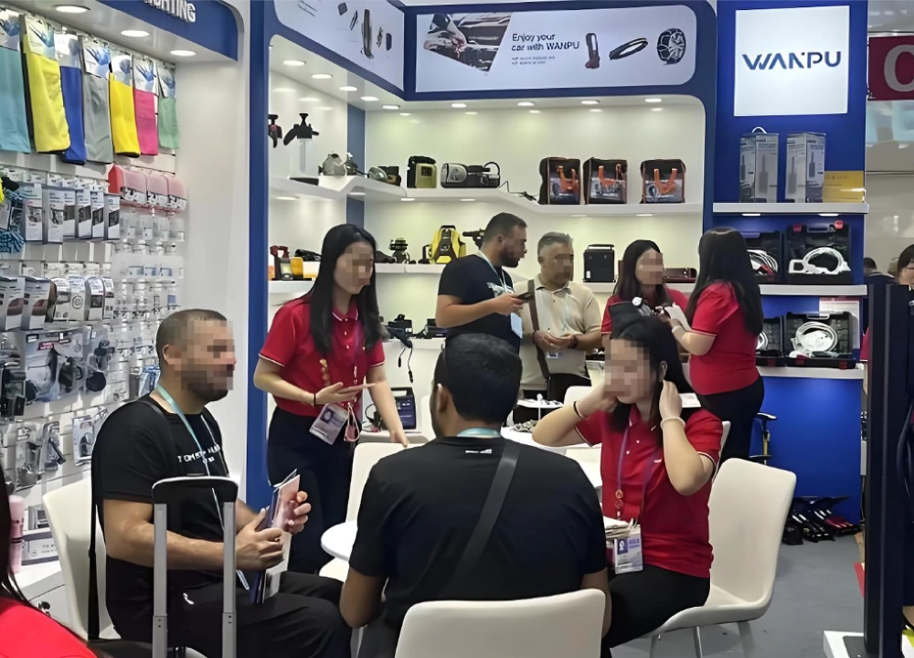 Canton Fair Guide, Auto Accessories Booth Buyer Negotiation Scene Canton Fair Guide, Auto Accessories Booth Buyer Negotiation Scene