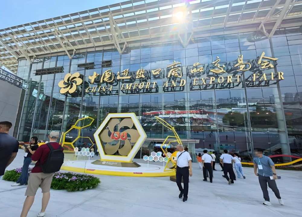 Canton Fair buyers outside the exhibition hall Canton Fair buyers outside the exhibition hall