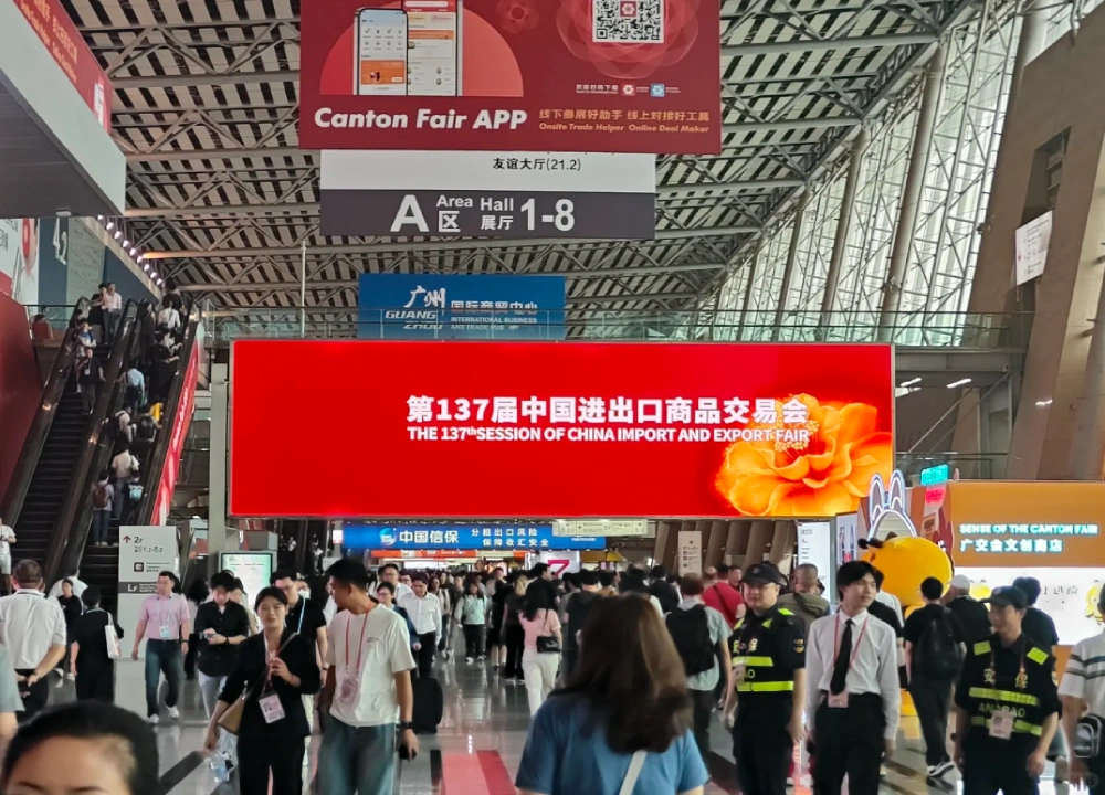 Crowds thronged the Canton Fair site Crowds thronged the Canton Fair site