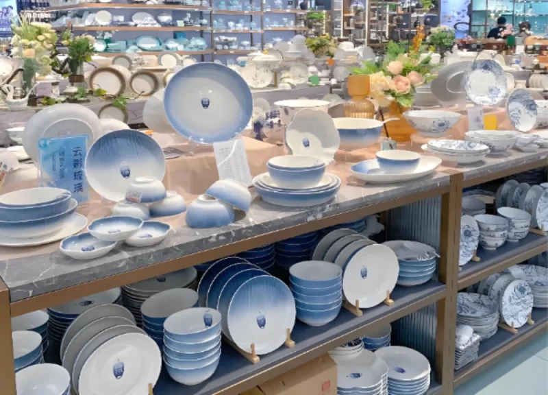 Kitchenware and tableware products at the Canton Fair.
