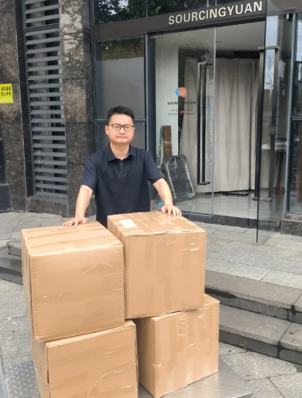 logistic shipping shipping products in front of sourcingyuan's door