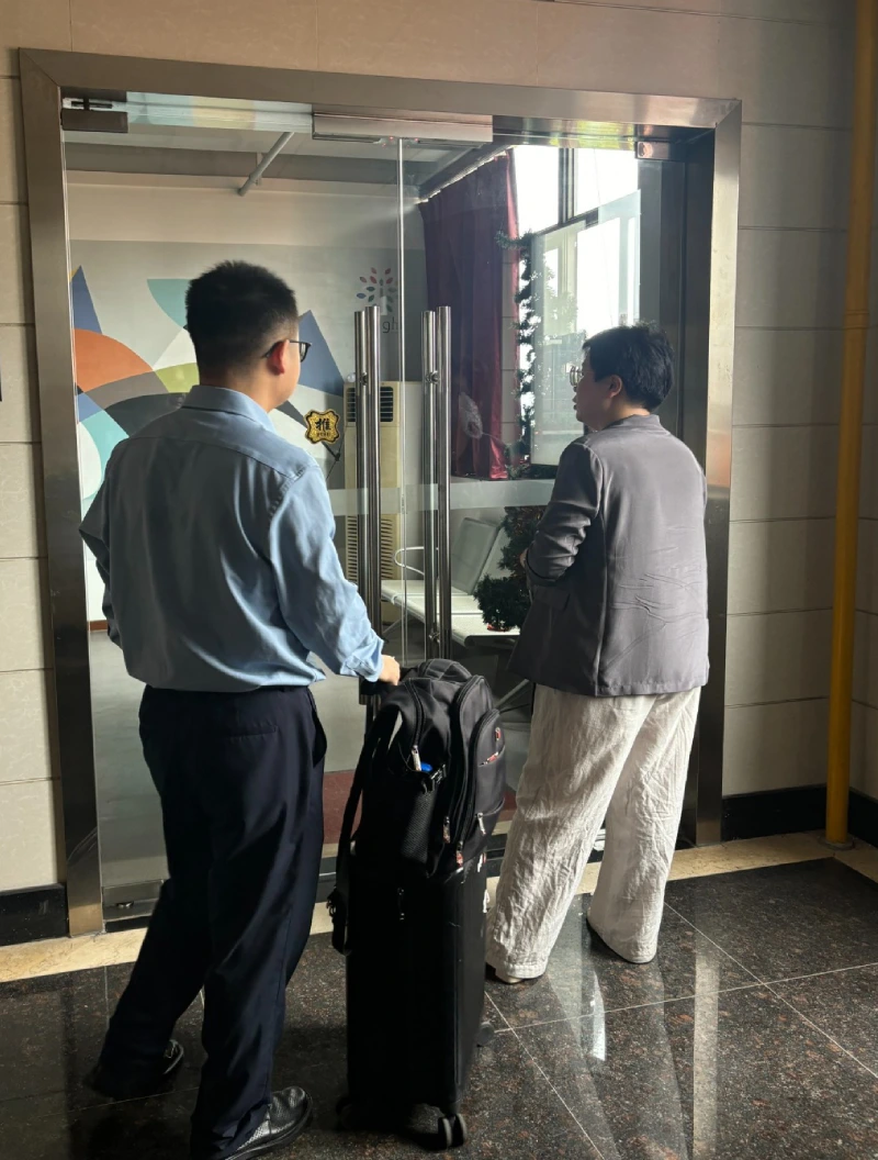 on site visit Jeff lee and lawyer on the way to factory to discuss dispute