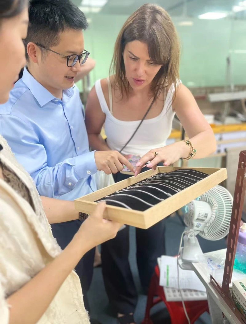 sourcingyuan team in jewelry market in guangzhou sourcingyuan team in jewelry market in guangzhou
