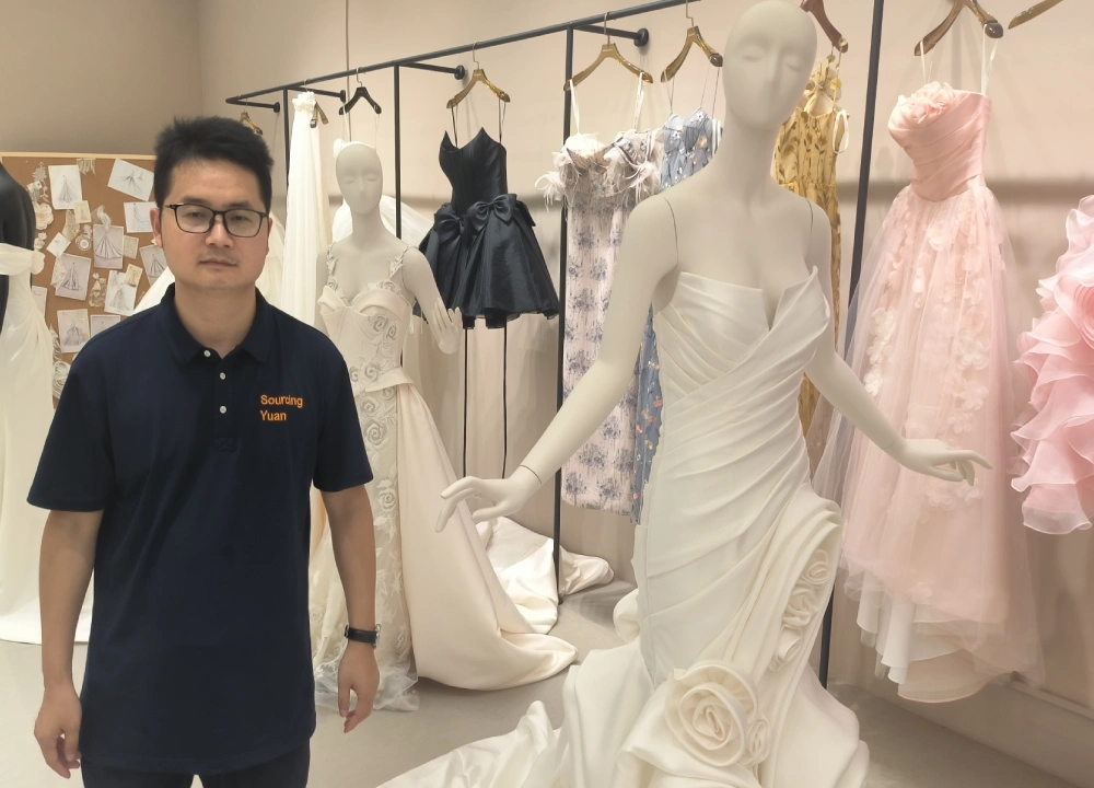 Lee en la fábrica de vestidos de novia. Lee en la fábrica de vestidos de novia.
