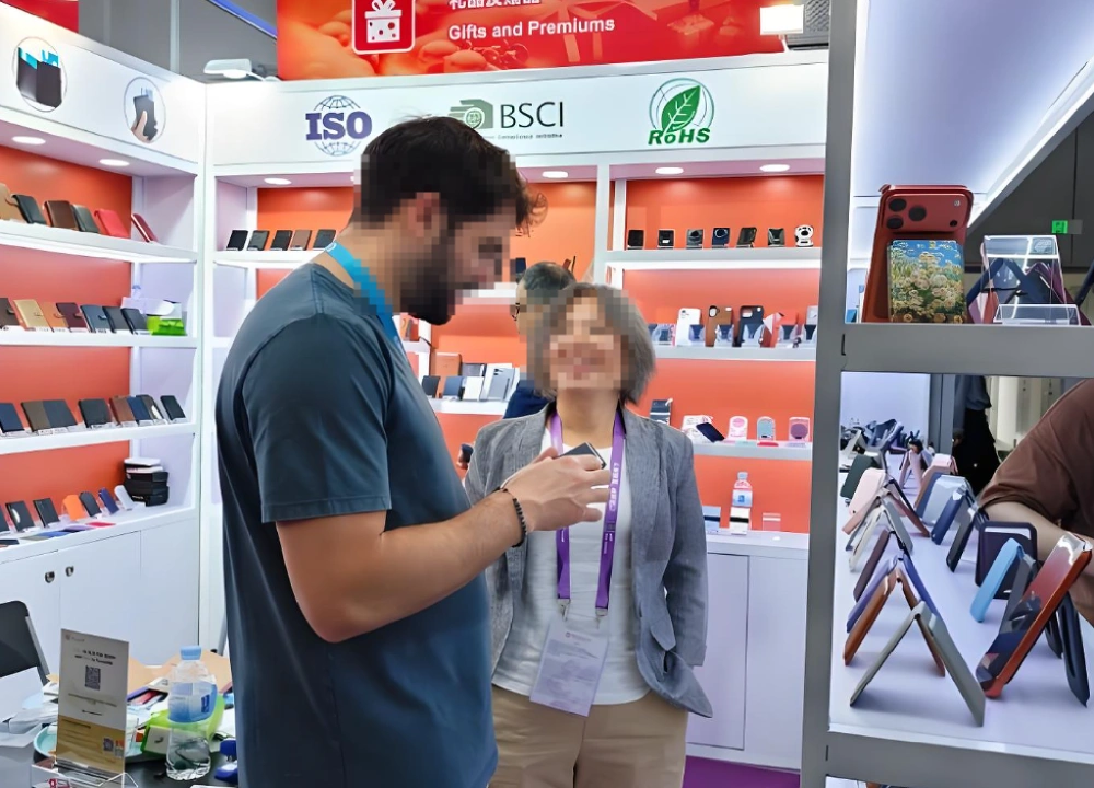 Guangzhou sourcing agent meeting international buyer at Canton Fair, Pazhou Complex Guangzhou sourcing agent meeting international buyer at Canton Fair, Pazhou Complex