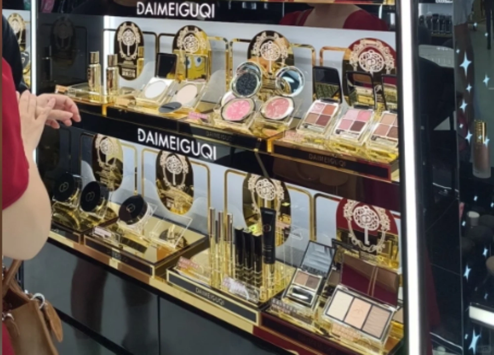 Guangzhou wholesale markets luxury makeup booth with cosmetic sets Guangzhou wholesale markets luxury makeup booth with cosmetic sets
