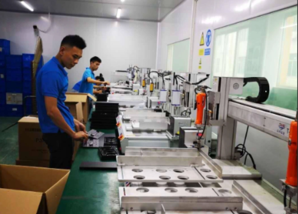 Trabajadores del taller de montaje de la fábrica de pantallas LED