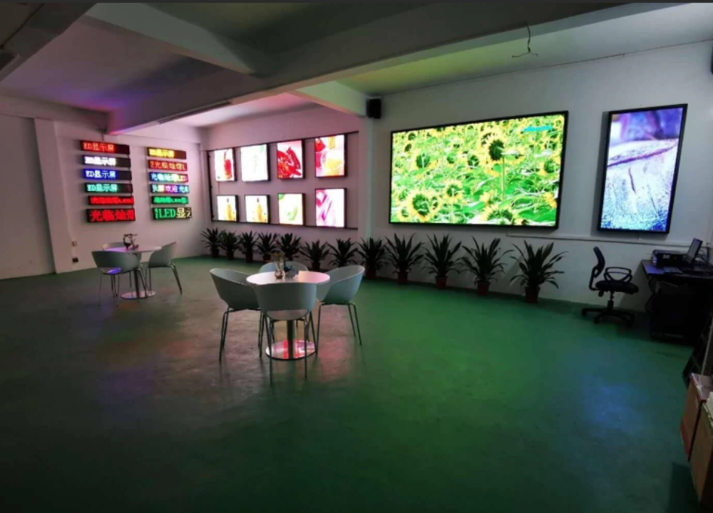 Sala de exposición de la fábrica de pantallas LED con pantallas de exhibición.