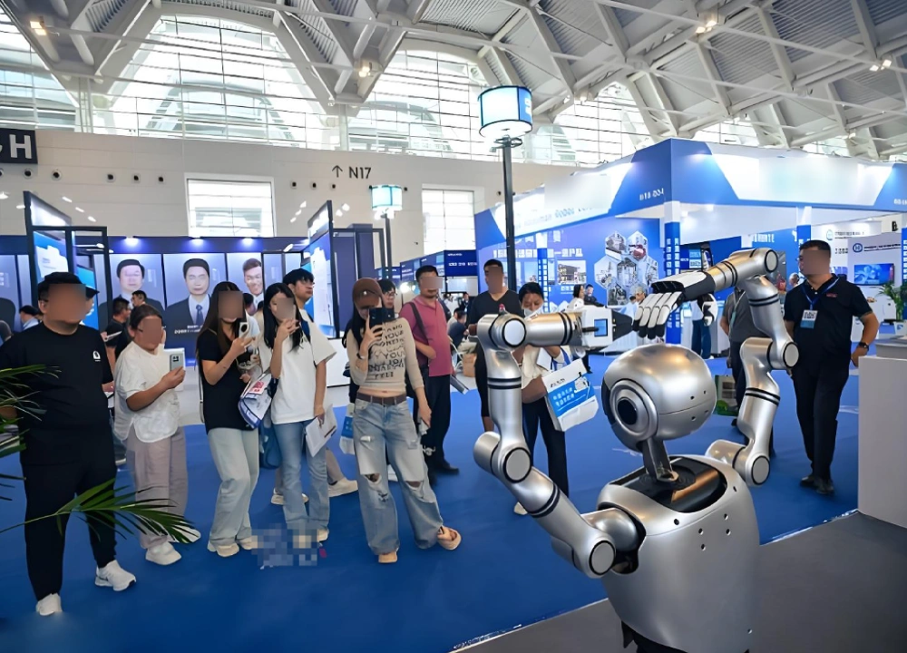 Robots at the Canton Fair Robots at the Canton Fair