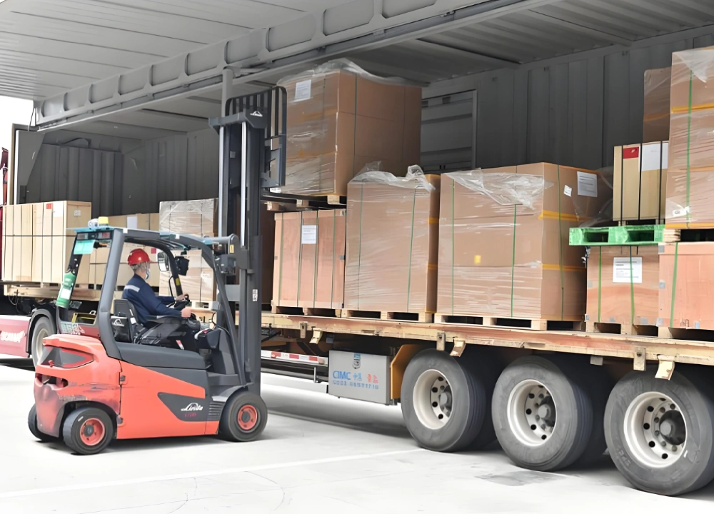 The logistics company is loading large items The logistics company is loading large items