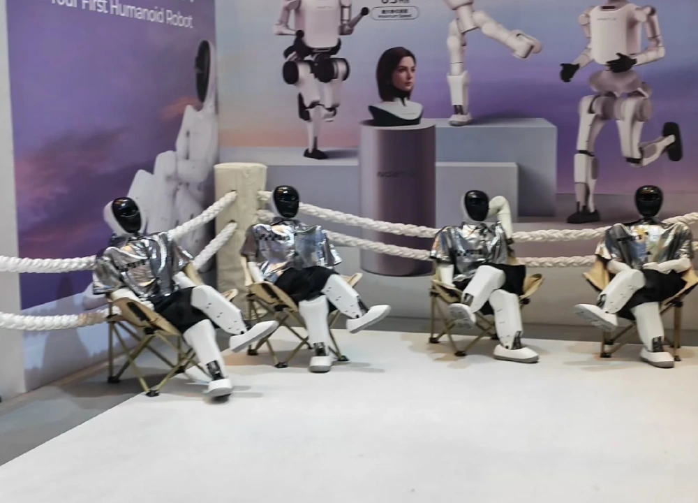 Exhibición de robots humanoides en el stand de la Fase 1 de la Feria de Cantón Exhibición de robots humanoides en el stand de la Fase 1 de la Feria de Cantón