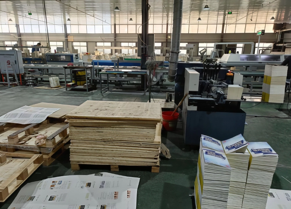 Taller de fábrica de embalaje e impresión de clústeres industriales chinos con máquinas de producción. Taller de fábrica de embalaje e impresión de clústeres industriales chinos con máquinas de producción.
