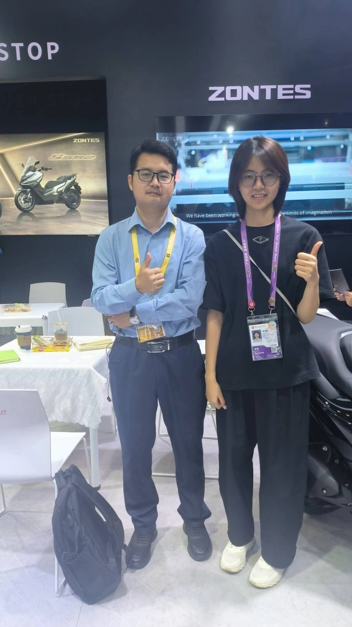 Jefflee se tomó una foto grupal con el personal de la Feria de Canton. Jefflee se tomó una foto grupal con el personal de la Feria de Canton.