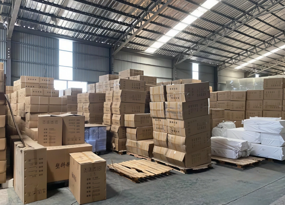 Plastic packaging printing Goods piled up in the warehouse.