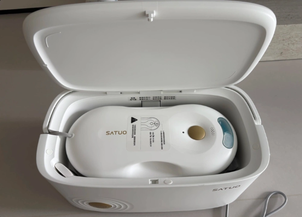 Window Cleaning Robot In Storage Case Window Cleaning Robot In Storage Case