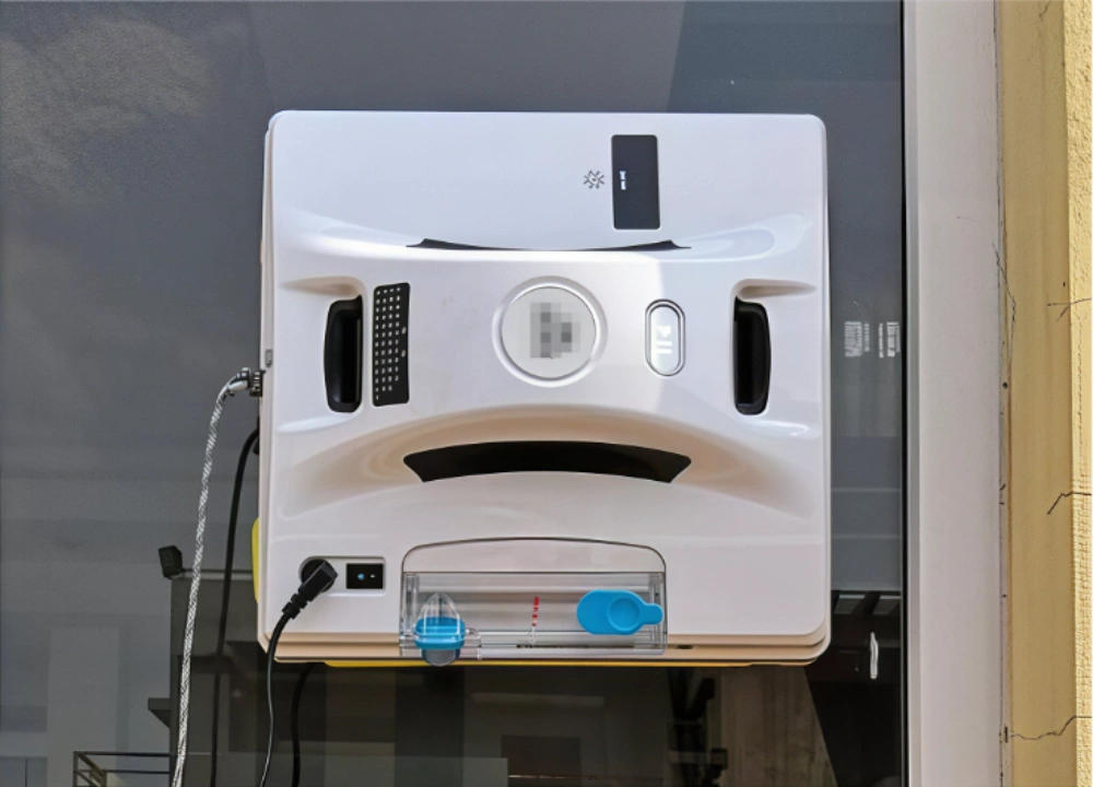 Window Cleaning Robot With Water Spray Function Window Cleaning Robot With Water Spray Function